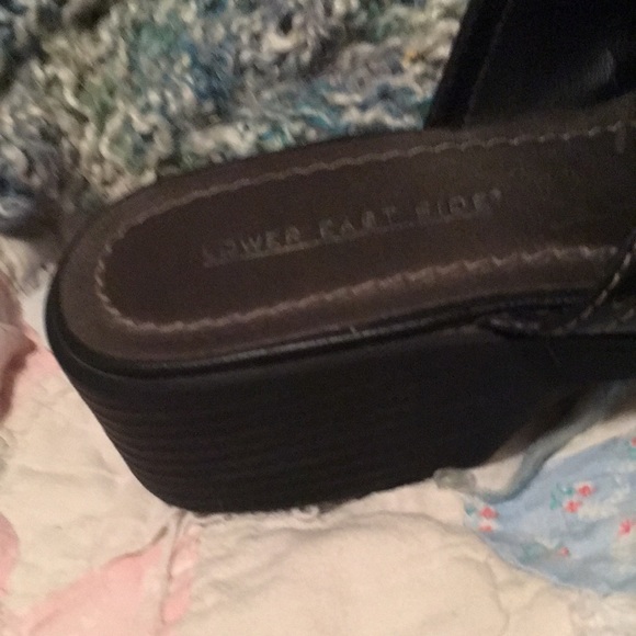 black clogs. - Picture 2 of 6